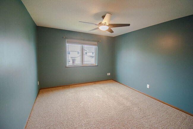 Building Photo - Modern Townhome in a Convenient NW Location