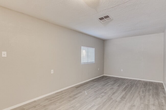 Building Photo - Spacious 4 Bed / 2 Bath Home in Phoenix – Move-In Ready!