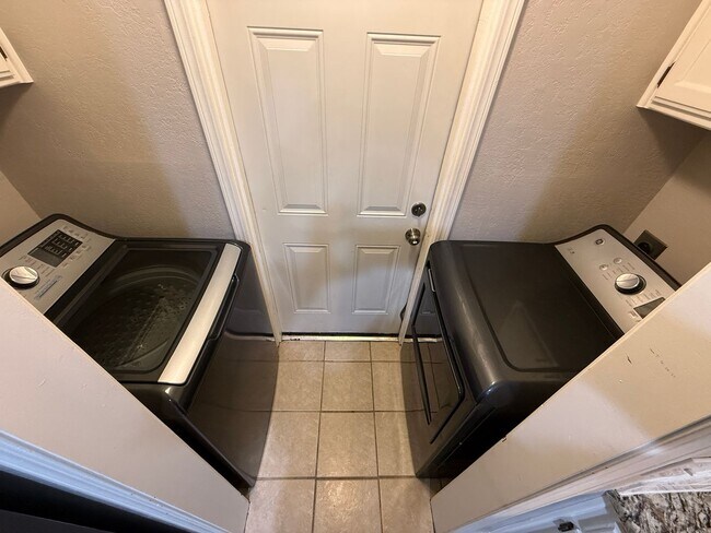 Building Photo - Convenience and Charm Meet! 4 bedroom