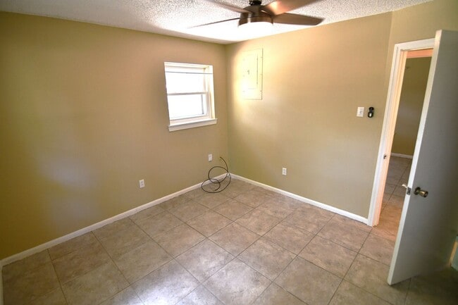 Building Photo - 3 bedroom, 1.5 bath home in quaint, well m...