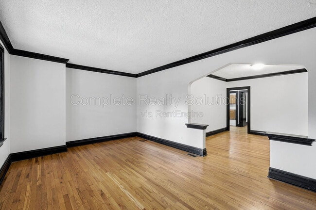 Building Photo - 5055 Lindenwood Ave
