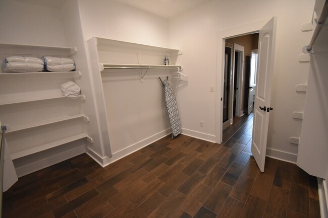 Building Photo - Luxurious  4 Bedroom, 3.5 Bathroom Home In Fayetteville!!  Minutes from the U of A!!