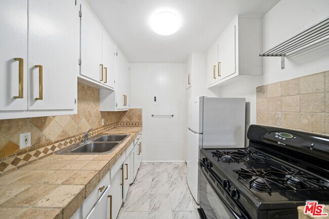 Building Photo - 7209 Willoughby Ave