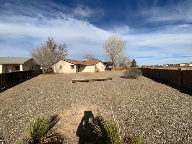 Building Photo - 3 Bedroom Single Story Home Available Near Unser Blvd NE & King Blvd NE!