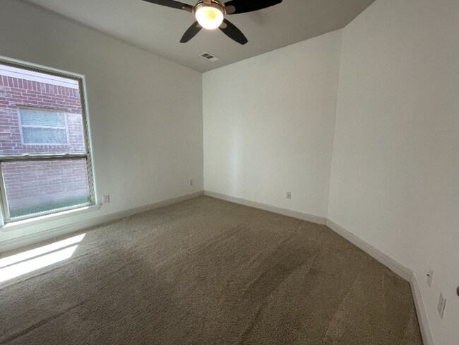 Building Photo - 214 Forest Grove Dr