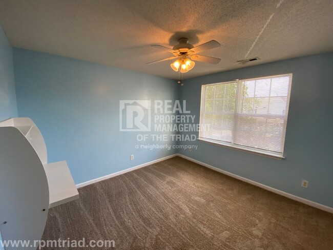 Building Photo - $250 OFF MOVE IN SPECIAL! Spacious 3BR/2.5...