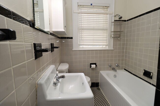 Building Photo - Live just minutes from USC, Five Points, a...