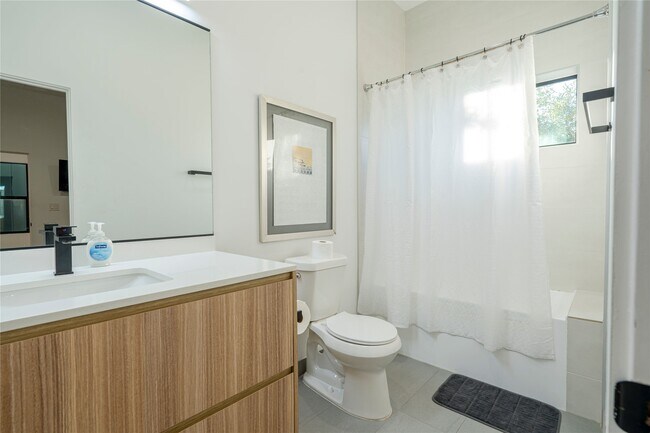 Building Photo - 709 Memorial Heights Dr