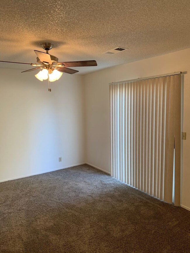 Building Photo - 3 Bedroom 2 Bath Home