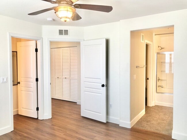 Building Photo - Beautifully Upgraded & Appointed End Condo...