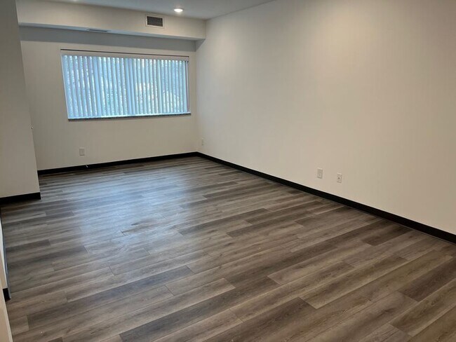 Building Photo - 1922 Wilson Ave