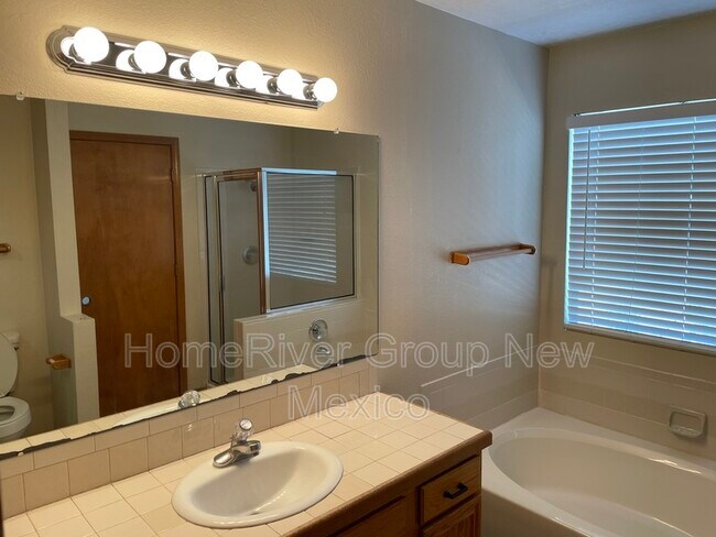 Building Photo - 2205 Sunstone Dr NW