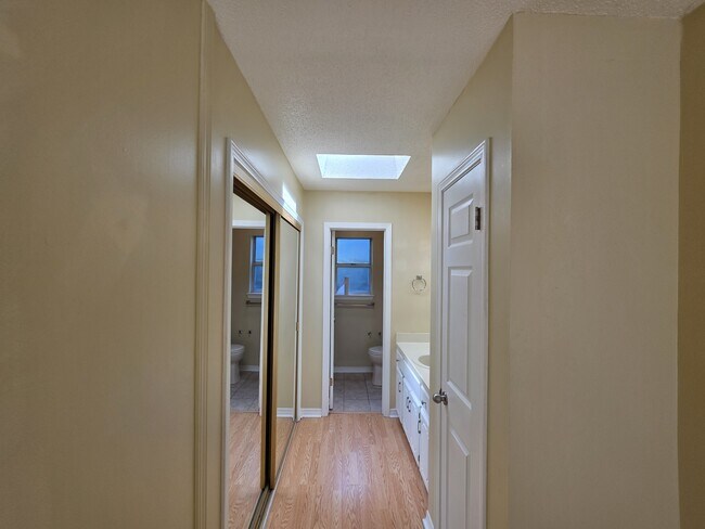 Building Photo - 148 Meadowbrook Ct