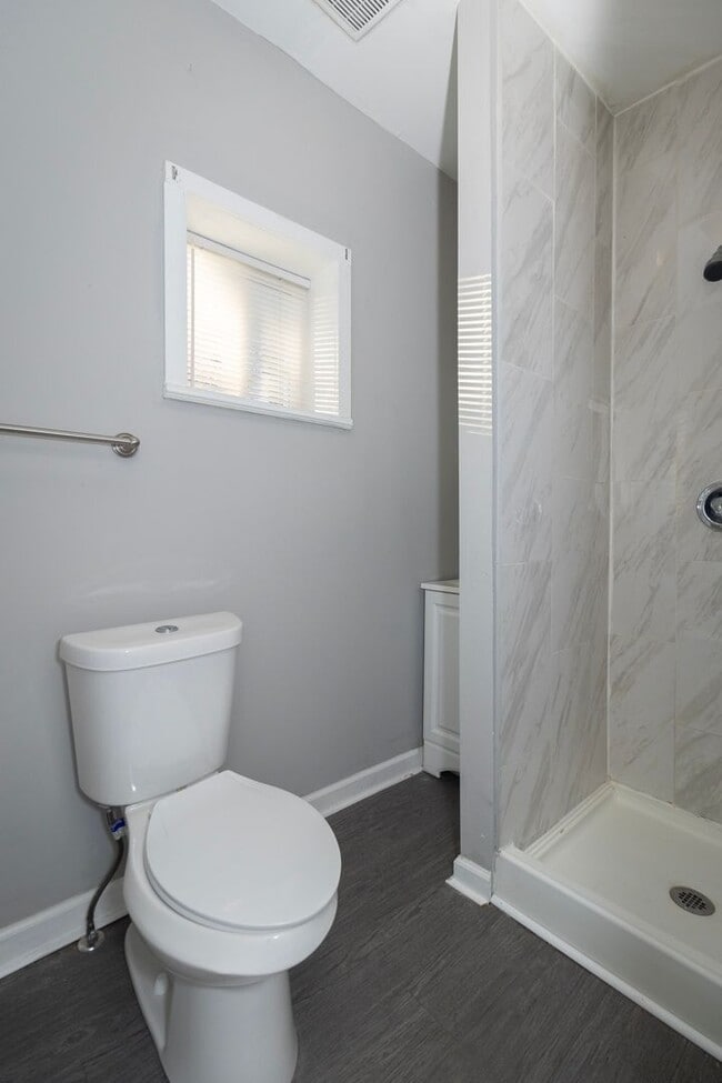 Building Photo - Beautiful 4 Bedroom 2 Bathroom Home in Kansas City!