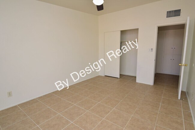 Building Photo - Spacious 3 Bed 2 Bath Eastside Home w/Huge Yard & Fireplace