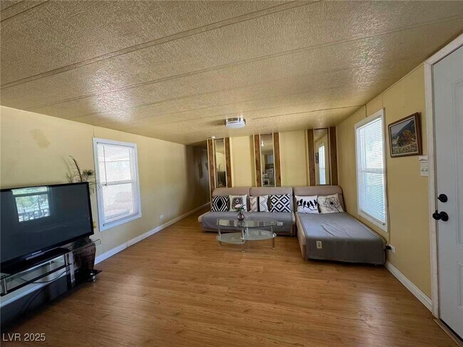 Primary Photo - 551 Piltz Rd