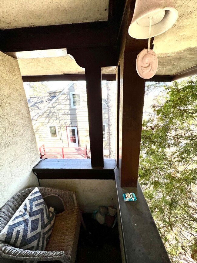 Building Photo - AVAILABLE JUNE - Charming 4 Bed 1.5 Bath Home