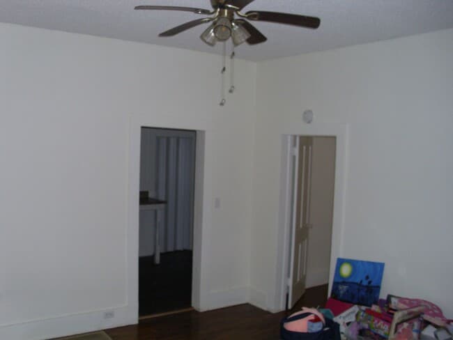 Building Photo - 2 bedroom house with garage
