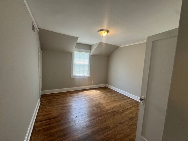 Building Photo - Narrow Lane Home