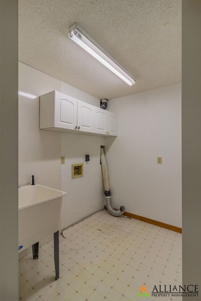 Building Photo - Amazing, Spacious Home! Pet Friendly!