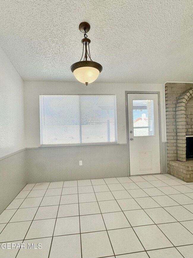 Building Photo - 3425 E Glen Dr