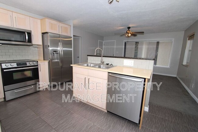 Building Photo - 1646 Raglan St