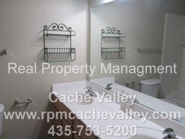 Building Photo - Pet Friendly, 2 br 1.5 bath Town home. Ava...