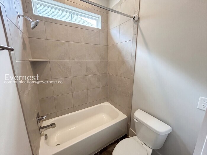 Building Photo - 640 Henry Ln