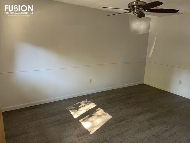 Building Photo - Warm & Inviting One-Level Condo in South B...