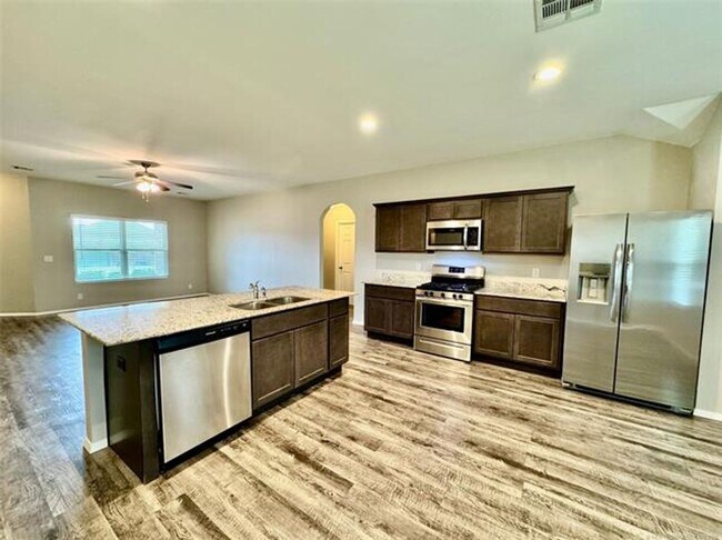 Building Photo - 4 bed/2 bath newer construction in prime location in Claremore!