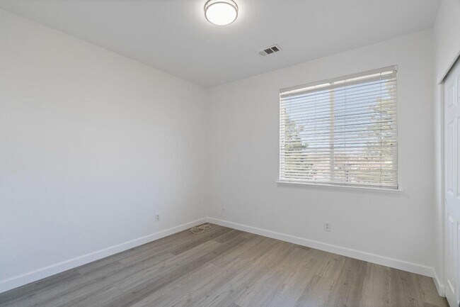 Building Photo - Large two-story home in the Bridal Ridge c...