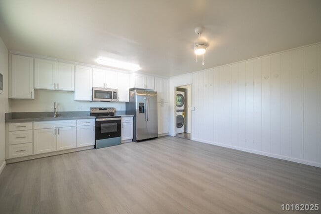 Building Photo - Immaculate, Renovated 1BR/1BA/1 compact pk...