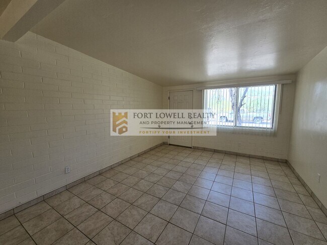 Building Photo - 2640-2642 N Santa Rita Ave