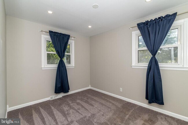 Building Photo - 400 E Main St