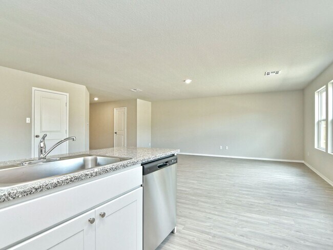 Building Photo - 1950 SF Home in San Antonio - 4 BR /2 BA - WATERWHEEL!!!