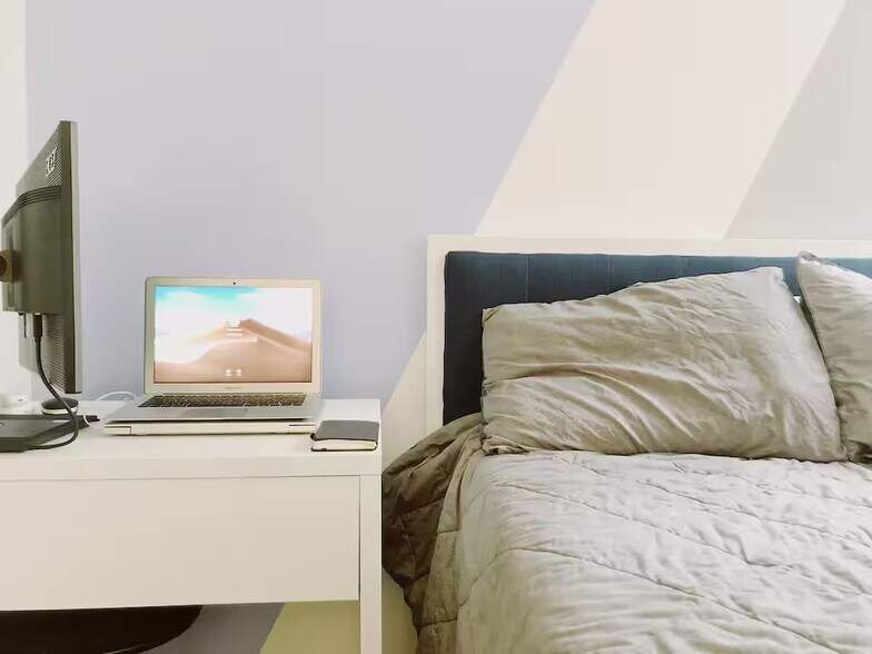 Building Photo - Furnished room/NOT APARTMENT