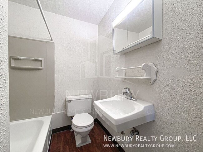 Building Photo - 33 Hickory St