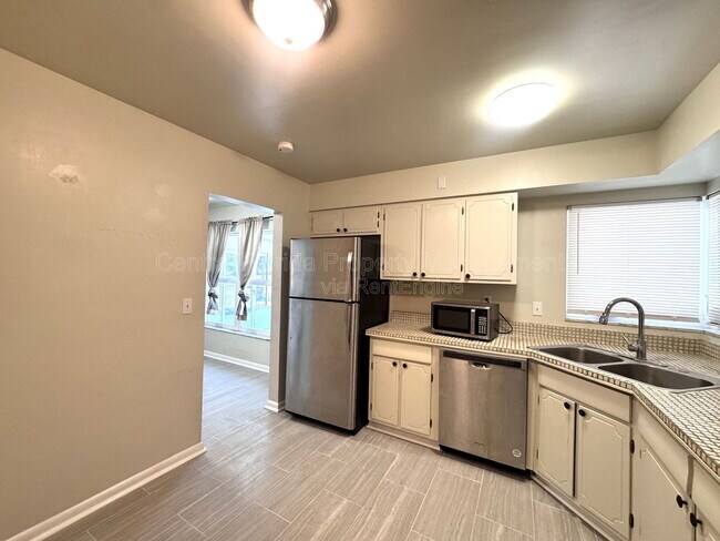 Building Photo - 1074 Gerona Ave