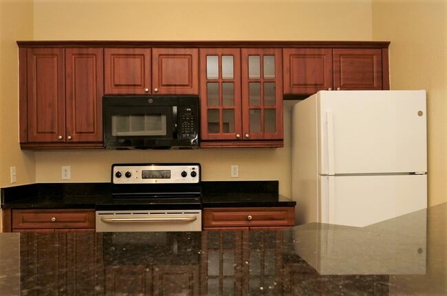 Building Photo - Spacious 2 bed 2 bath condo, split floorplan on the 3rd floor! Gated community at Mosaic at Millenia