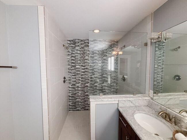 Building Photo - 1051 Phillips Park Dr