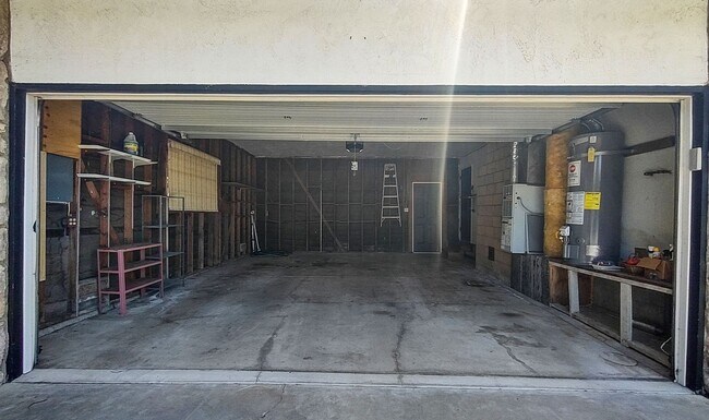Building Photo - 3 bedroom, 2 bath home in the desirable be...