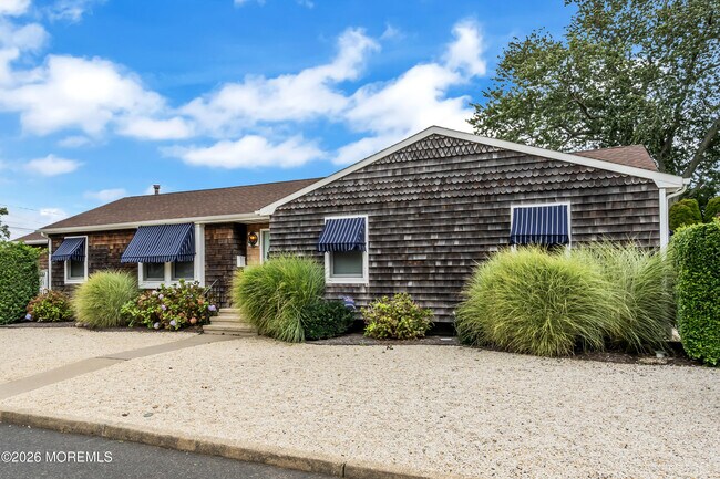 Building Photo - 552 Ocean Rd