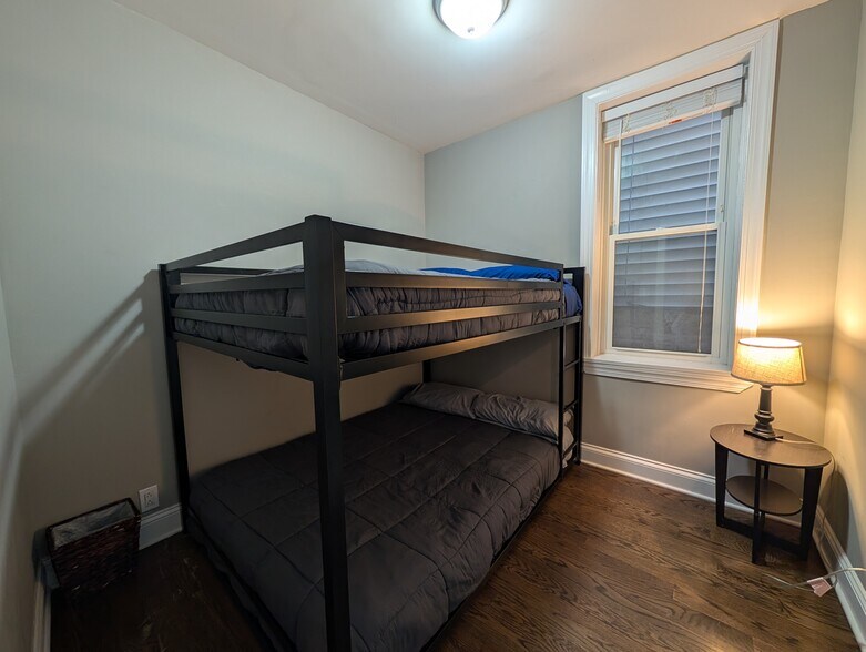 Building Photo - 1911 W Addison St