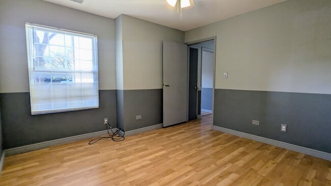 Building Photo - 1965 N Hicks Rd