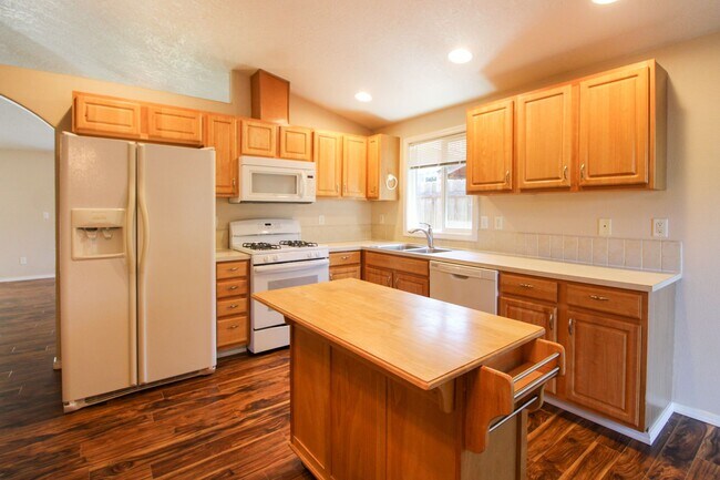 Building Photo - 3882 Lone Oak Rd SE