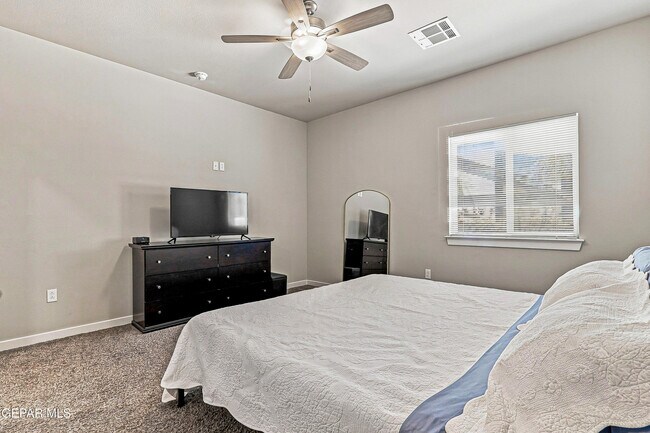 Building Photo - 13689 Flora Vista Ave