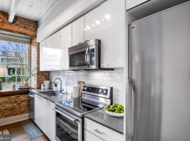 Building Photo - Luxury Loft in historic setting