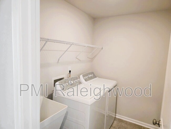 Building Photo - 1060 Maple Br Cir