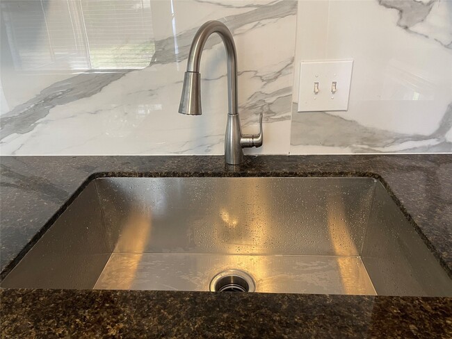 Building Photo - 3410 Hillstone Dr