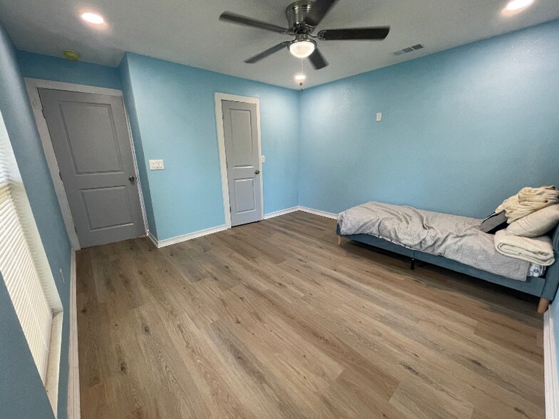 Building Photo - 2631 Canary Dr